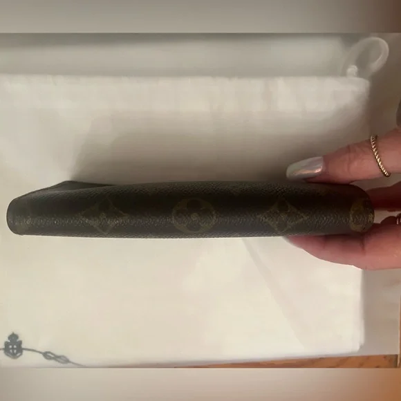 Louis Vuitton Soft Sunglasses Case - Picture 7 of 12